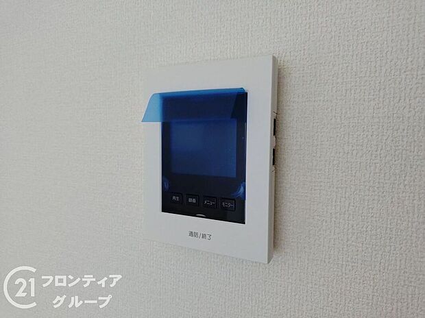 【防犯設備】ハンズフリー機能を備えたカラーモニターインターホンを採用!お料理中などで手が塞がっていても便利に応答可能です!夜間の映像確認機能もついていて、安心ですね!