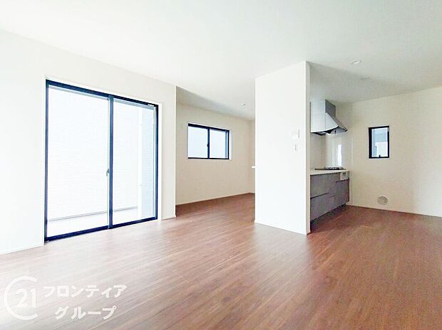 【リビング】リビングのフローリング材には、木目や色調など木材特有の風合いがあり、ナチュラルな美しさで、日々の生活に温もりを与えてくれます。