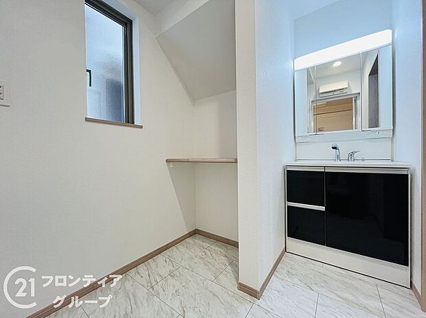 【洗面】ハンドシャワー付き洗面化粧台。曇り止めヒーター付きミラーの内側にはたっぷりの収納がついており、スタイリング剤や歯ブラシなどもたっぷり収納可能です!