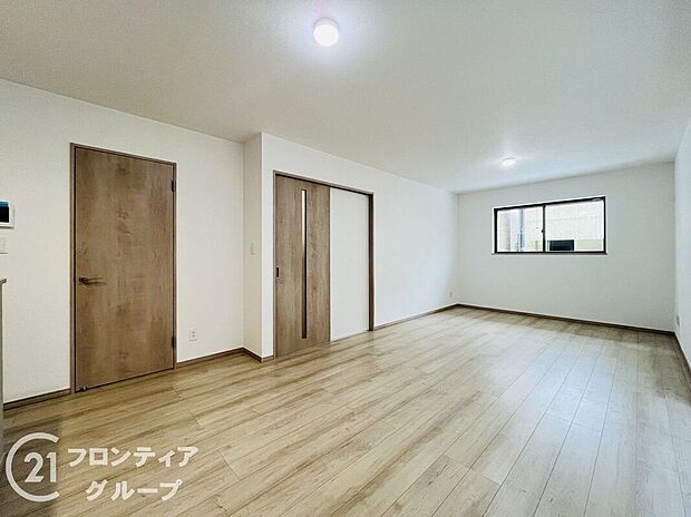 【リビング】広々リビング、人が集まるおもてなし空間を実現できますね!