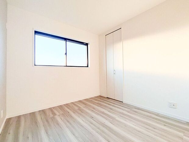 【子供部屋】広々としたスペースの子ども部屋は、遊びや勉強に最適で、快適な居住空間を提供します。