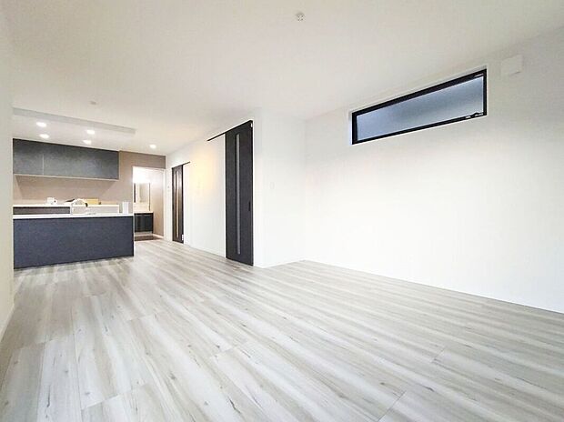 【リビング】明るく開放的なリビングです。広々とした大きさですよ。一家団らんの空間として快適にお過ごしいただけます。