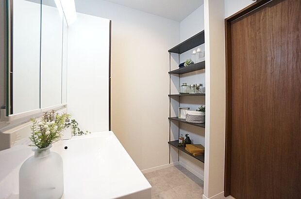 【その他】【施工例／リネン収納】タオルやパジャマ、洗剤などをまとめて収納することで、洗面室がすっきりと片付きます。また、他の部屋から荷物を持ってくる手間が減り、生活動線がスムーズになります。