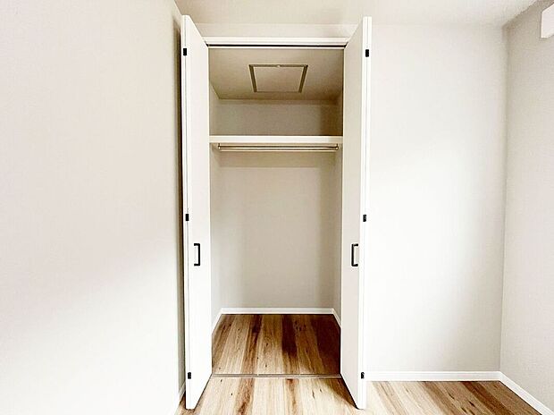 【収納】お洋服のみでなく季節の家電や掃除機などもそのまま収納できるのでお部屋が散らかりにくいですよ。