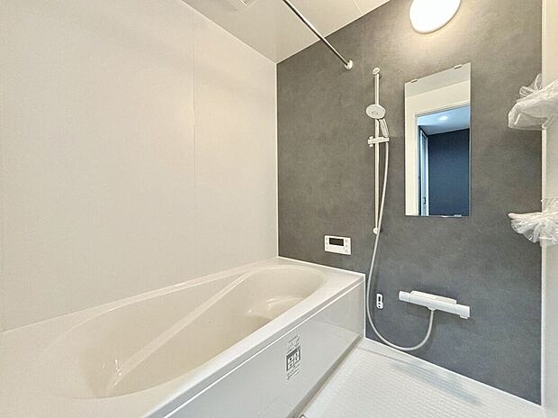 落ち着いた色合いは、心を穏やかにし、リラックスタイムをより豊かにする素敵な選択です。窓があるのでこまめに換気ができ、清潔感あふれるバスルームで快適な時間をお過ごしください。