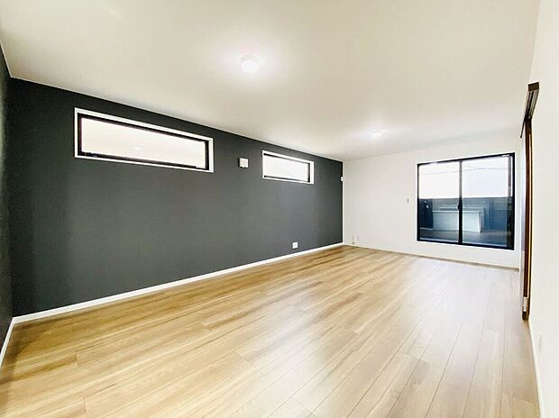 外からの視線を遮りつつ、自然光を室内に取り込むハイサイドライトを採用したリビング。効率的に空気を循環させることができるのもメリットです。