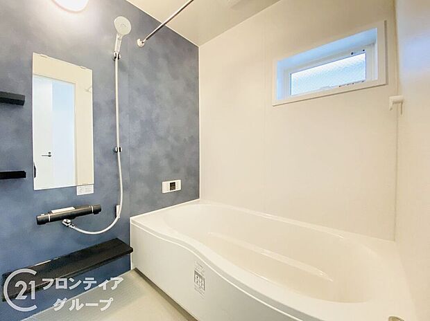 ゆったりと脚を延ばして、1日の疲れを癒せます。窓があるのでこまめに湿気を換気ができます。