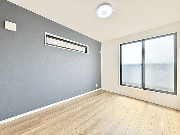 【寝室】室内はシンプルな仕様となっており、それぞれの好みに合わせたインテリアで、趣味に合わせてレイアウトしやすくなっております。