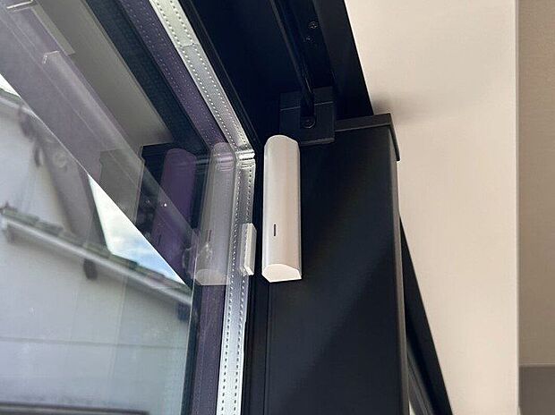 【建物プラン例 (内観写真)】【施工例/開閉センサー】玄関や窓の開け閉めをアプリに通知。防犯面だけでなく、外出先からの「あれ?カギ閉めたかな?」の確認にも大活躍。お子様の帰宅状況も確認出来て一石二鳥ですね。