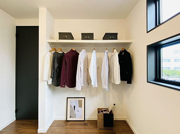 【収納】クローゼットには扉がないので、見せる収納として活用いただけます!おしゃれで開放感のあるお部屋にできますね♪