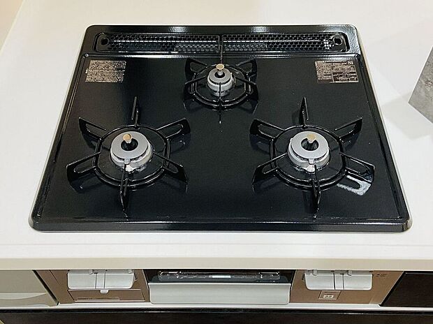 【その他設備】使いやすいコンロを完備したキッチンで、毎日の料理が楽しくなります。火力調整も簡単で、さまざまな料理に対応できます!
