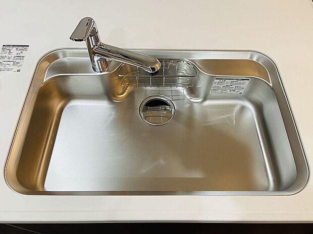 【その他設備】広々としたシンクで、洗い物もスムーズに行えます。使いやすいデザインで、キッチン作業が快適になります!