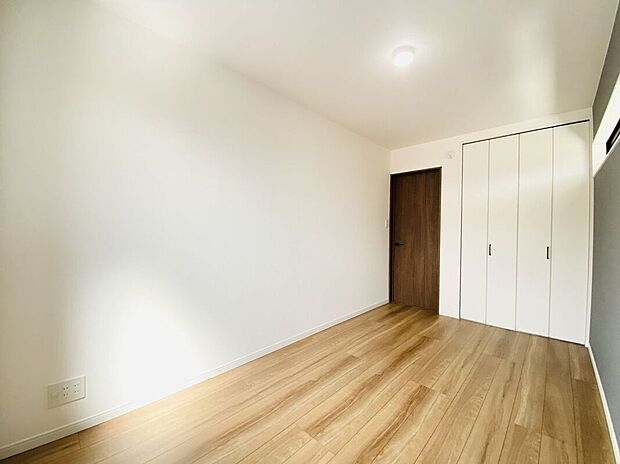 【寝室】明るい床でお昼間であれば照明がいらないくらいですね。午後のひと時に、柔らかい光の中でほっと一息入れたくなりますね