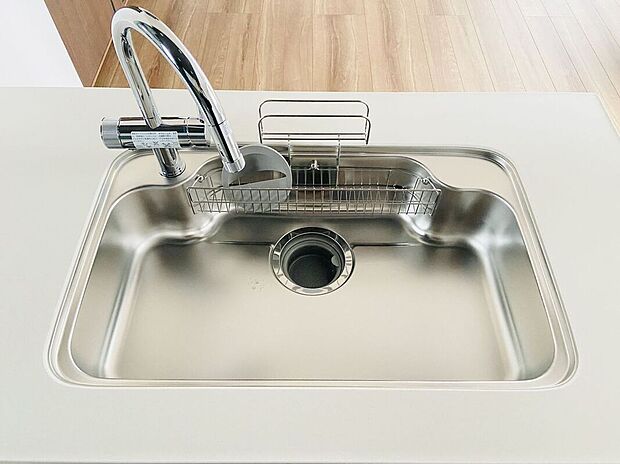 【その他設備】広々としたシンクで、洗い物もスムーズに行えます。使いやすいデザインで、キッチン作業が快適になります!