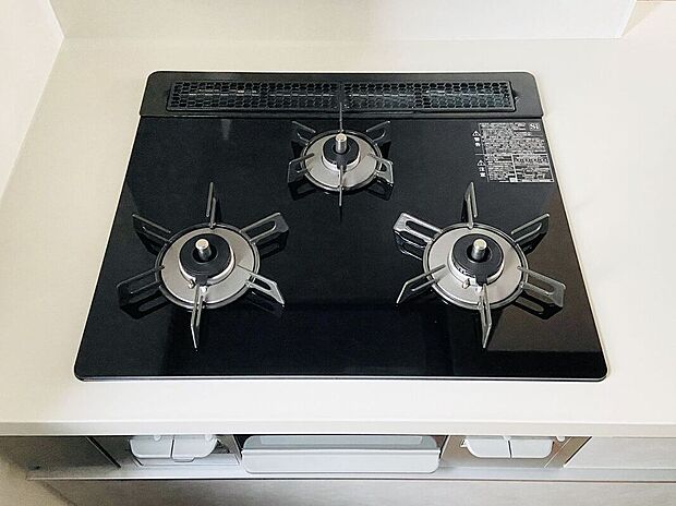 【その他設備】使いやすいコンロを完備したキッチンで、毎日の料理が楽しくなります。火力調整も簡単で、さまざまな料理に対応できます!