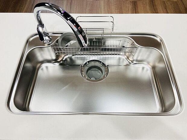 【その他設備】広めのシンクで洗い物がしやすく、調理作業もスムーズに進みます。毎日の家事を快適にサポートする使い勝手の良い設備です。