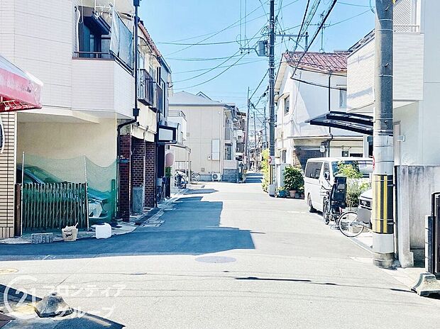 【前面道路含む外観】お家のご質問はお気軽にご相談下さい。