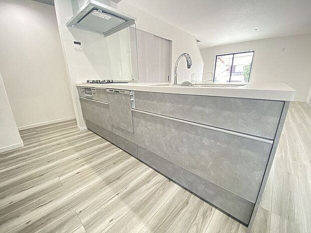 キッチンは標準で食器洗浄乾燥機が付いています。お料理を作っている姿や手作りのお菓子をそのまま撮影するだけで映えるキッチンなのでSNSでも映えますね。