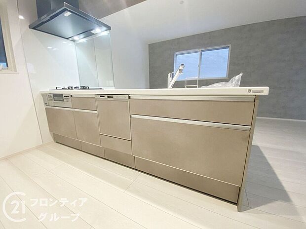 カウンターキッチンは、開放的なデザインで、リビングとの一体感を感じられる快適な空間です。