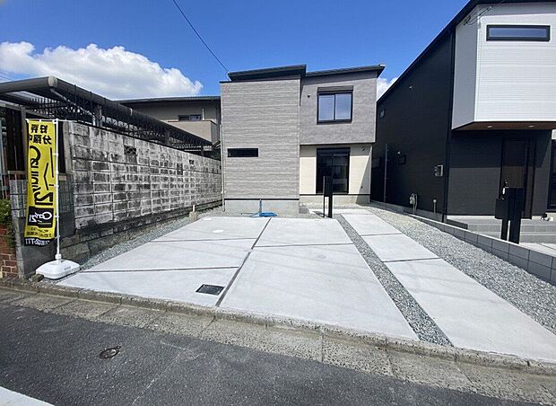 【駐車場】並列2台まで駐車可能なカースペース!急な来客時やセカンドカーをお考えの方にもぴったりですね