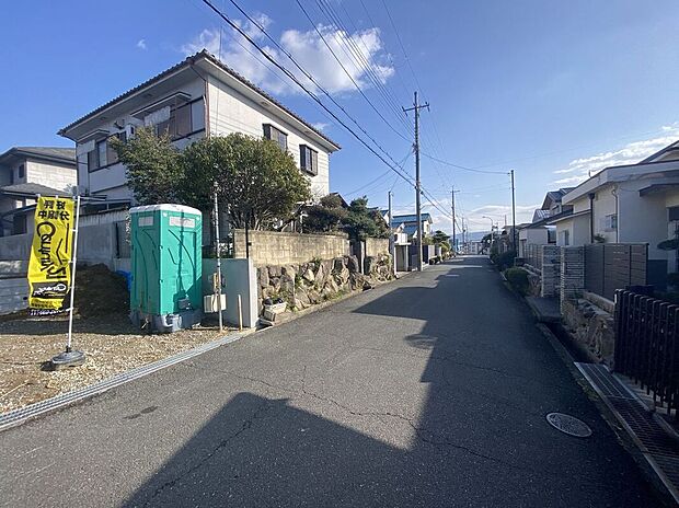 【前面道路含む外観】無料送迎・無料ファイナンシャルプランニング実施中!駅までの道のりや小・中学校、商業施設といった日常の生活に関わる周辺施設も併せてご紹介いたします