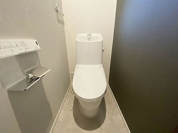 【トイレ】トイレは温水洗浄付き便器です。壁紙の色、窓の配置等、一邸一邸のこだわりをぜひ現地でご覧ください。