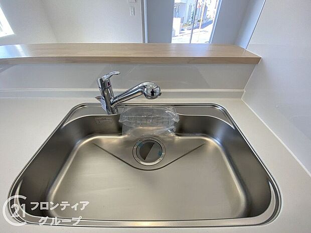 【その他設備】蛇口の先端に浄水器を内蔵。場所をとらない浄水器です。