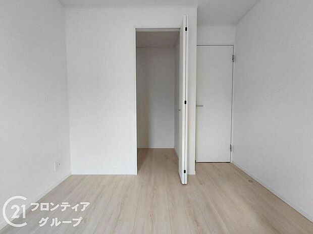 【収納】大容量のクローゼットでたっぷり収納できますね
