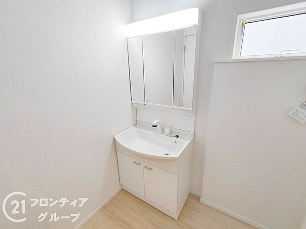 【洗面】小窓付きの洗面室は、毎朝心地よい光を運んでくれるので、すがすがしい気持ちで１日をスタートできます！