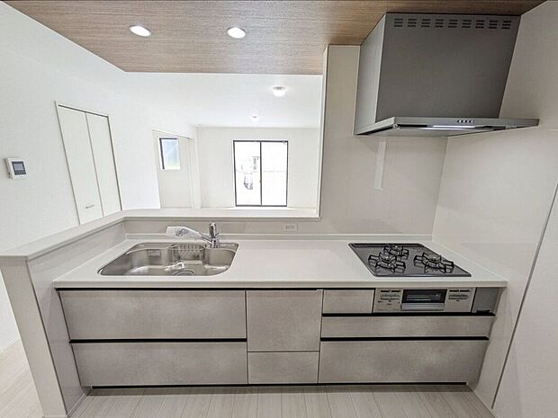 高性能でお手入れ簡単仕様のキッチンです!使い勝手にこだわった収納スペースが沢山あり作業スペースが広々使えます!