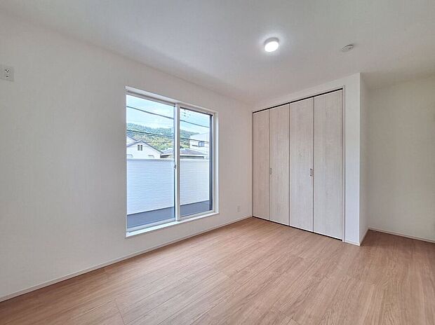 寝室や子供部屋にぴったりなシンプル洋室でお部屋のコーディネートが楽しめますね。