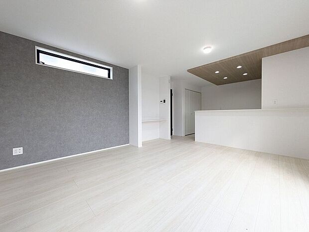 高耐久でコストパフォーマンスに優れたフローリングを採用したリビングです！擦り傷やへこみ傷に強く、ワックスフリーでお手入れも簡単