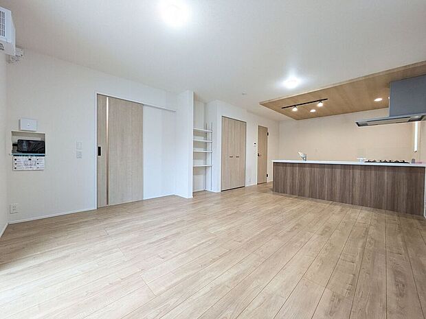 シンプルで美しいデザインのリビングは、お好みのインテリアにコーディネイトしやすく、家族がやすらぐ癒しの空間が作れますね。