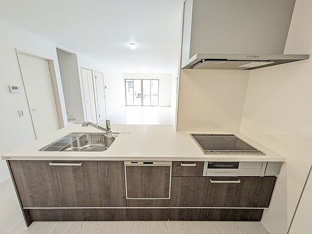 対面カウンターで、家族とコミュニケーションを取りながら料理ができるキッチンです。