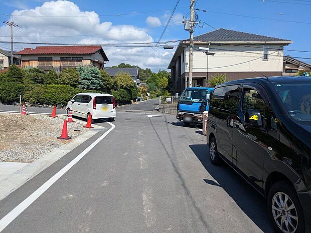 【前面道路含む外観】前道の様子です