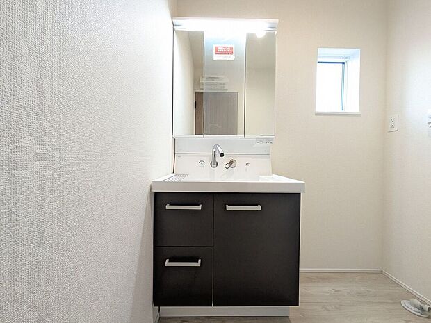 【洗面】収納たっぷりのキャビネットは、使いやすく清潔感のある洗面室に!