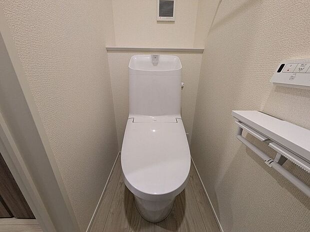 【トイレ】1階、2階どちらにも節水省エネ仕様のシャワートイレを採用しています。