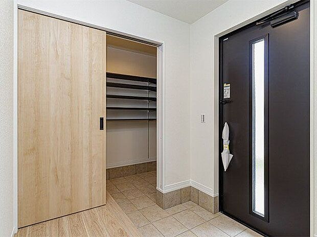 【同仕様画像 (その他内観)】【施工例/シューズクローク】広いシューズクロークで玄関がすっきり。スノーボード、キャンプ用品などの大型荷物もしまえます。また通り抜けができる為、靴が散らかないのも魅力◎