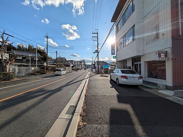 【前面道路含む外観】念願のマイホーム購入をお手伝いいたします