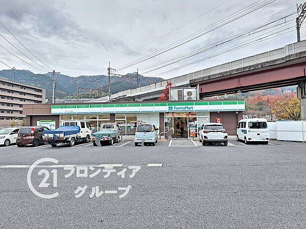 ファミリーマート皇子が丘公園前店（約300m）