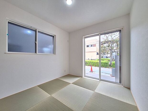 【室内】タタミスペースの押入れは、季節のものやお子様のおもちゃなどたくさん収納しておける便利なスペースです！