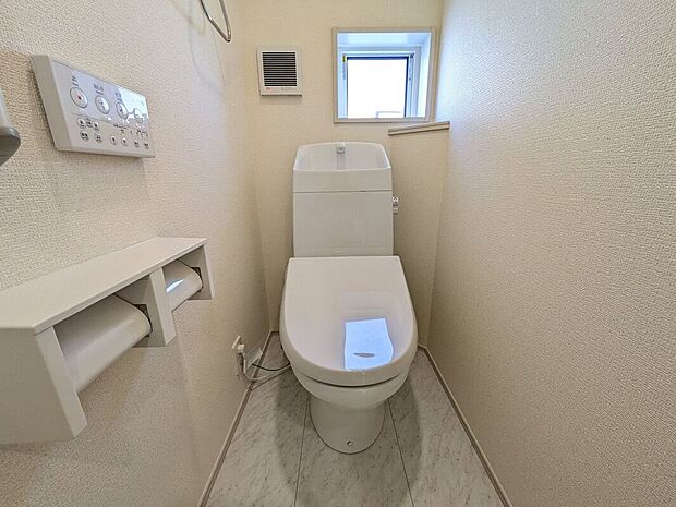 【トイレ】トイレは１階と２階の２カ所に設置！階段を上り下りせずに使用できるので、高齢の方にも安心です！