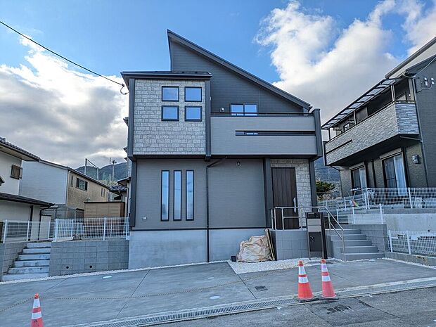 【外観】便利な駐車場で、毎日の車の出し入れがスムーズに行えます