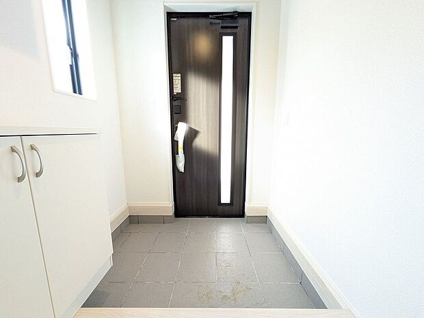 【玄関】素敵なデザインの玄関ドアは、断熱性に優れた省エネ仕様