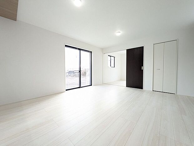 【リビング】沢山の光が差し込む明るいリビングは、開放的で心地よい空間です。自然と家族が集まり幸せな時間が流れます。