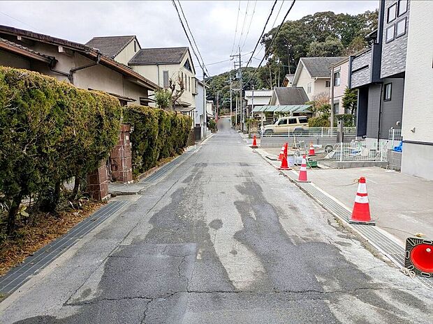 【前面道路含む外観】現地写真更新！現地ご案内とともに住宅ローンのご相談も承ります！実際の道路幅や雰囲気は、ぜひ一緒に現地で確認いたしましょう
