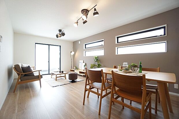 【その他】【施工例/リビング(ハイサイドライト)】外からの視線を遮りつつ、自然光を室内に取り込むハイサイドライトを採用したリビング。効率的に空気を循環させることができるのもメリットです。