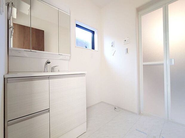 【洗面】曇り止めヒーター付きのミラーキャビネットを採用しております。ミラーの内側がすべて収納スペースになっているので、スタイリング剤や歯ブラシなどの収納に便利ですね。