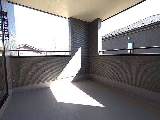 【バルコニー】日当たりの良いバルコニーは、お洗濯が多いときも安心!たくさん干してもカラっと乾きそうです!