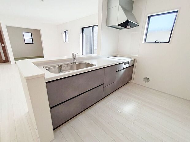 【キッチン】お手入れが楽に行える換気扇やステンレスワークトップは毎日お料理する奥様の味方!